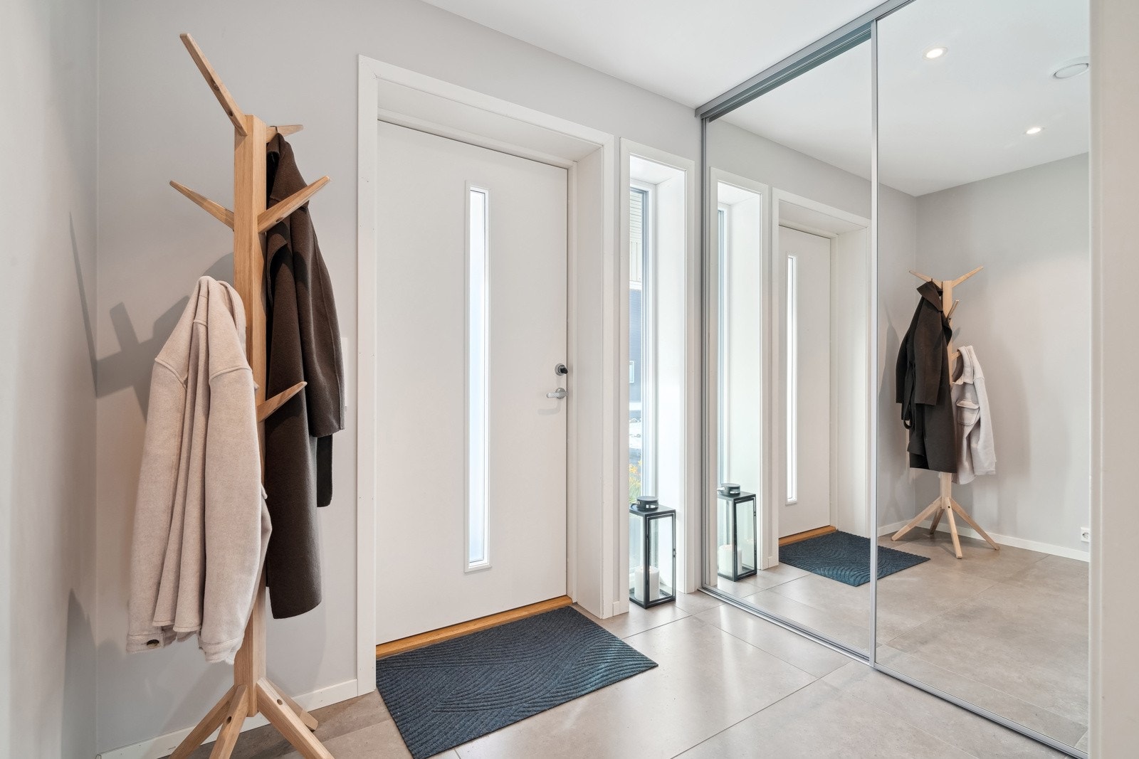 Entré er utstyrt med skyvedørsgarderobe med helfigurspeil. Galleribilde