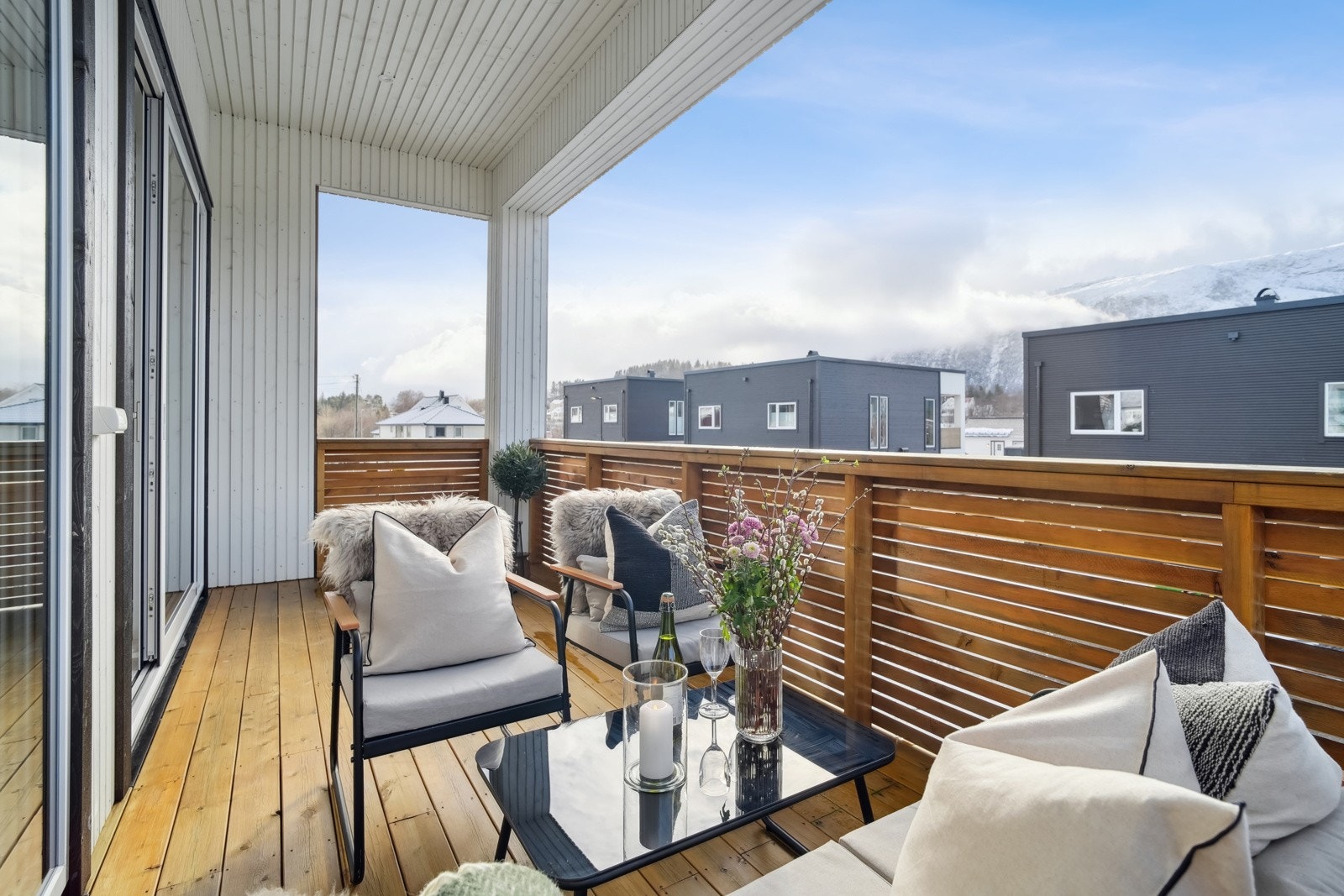 Verandaen er overbygd og er enkel å møblere. Galleribilde