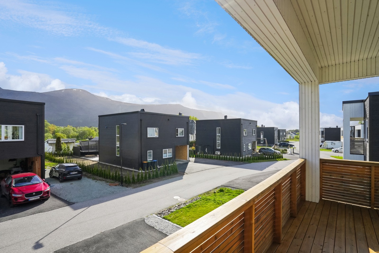 Utsikt mot vakre Sulafjellet. Boligen ligger i den delen av Langevåg som byr på mere sol. Galleribilde