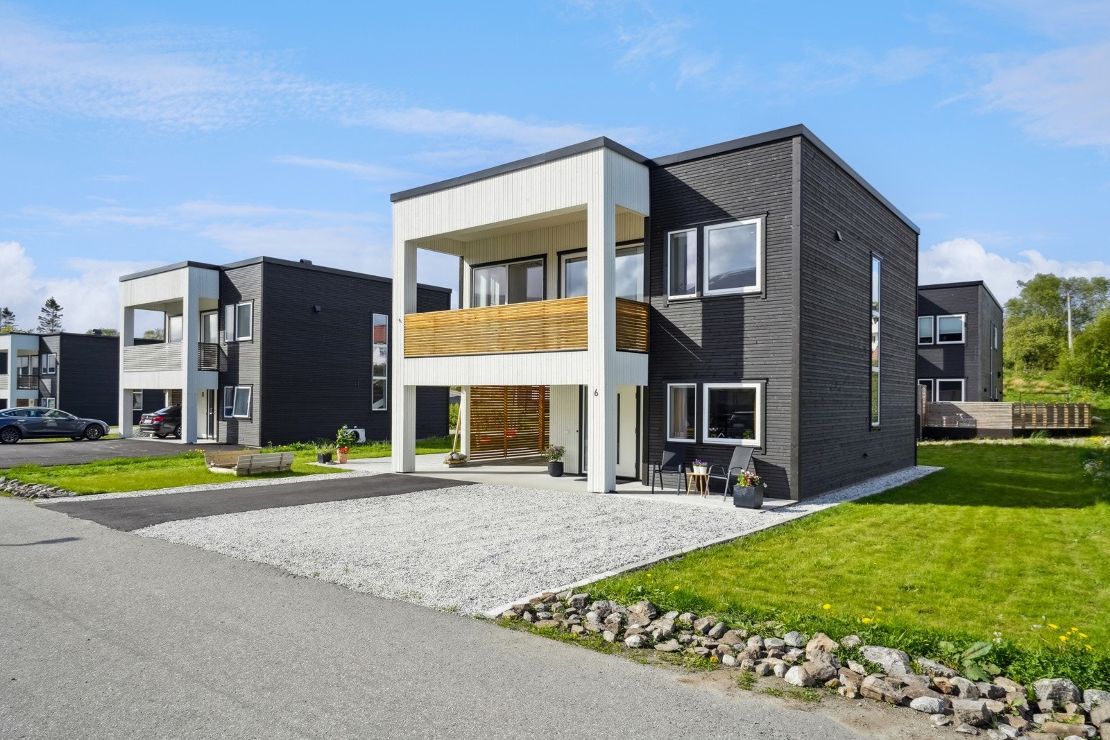 Opparbeidet uteområde med hage, oppstillingsplass, terrasse og lekeapparater. Galleribilde