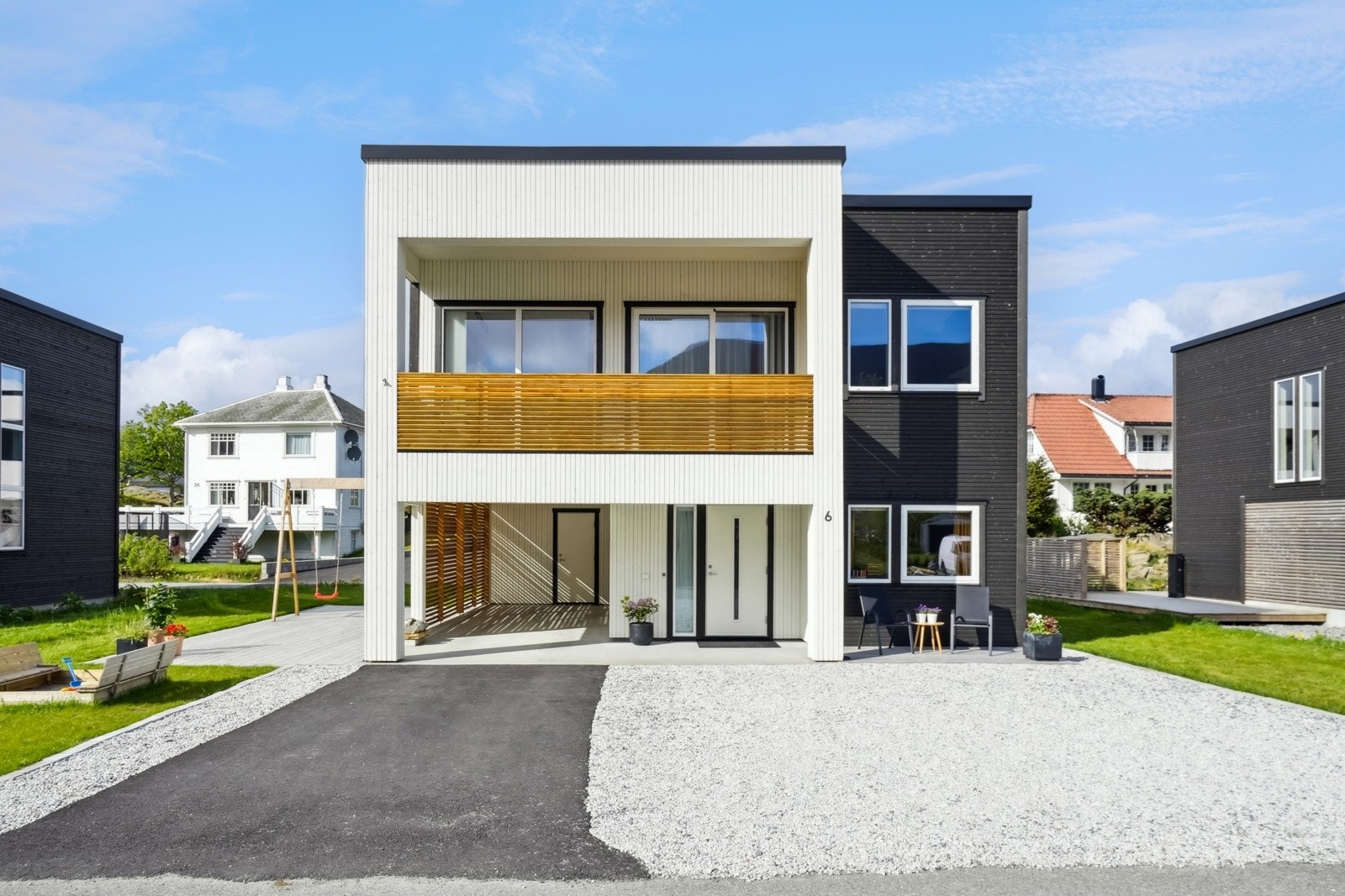 Parkering i carport i tillegg til oppstillingsplass. Galleribilde