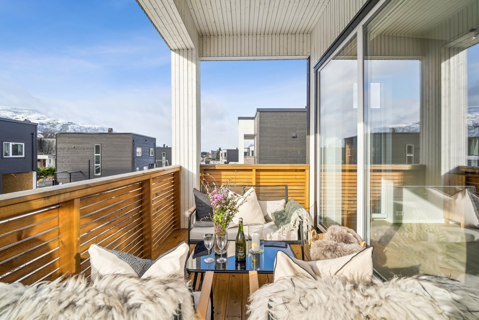 Romslig veranda mot syd byr på gode solforhold. Galleribilde