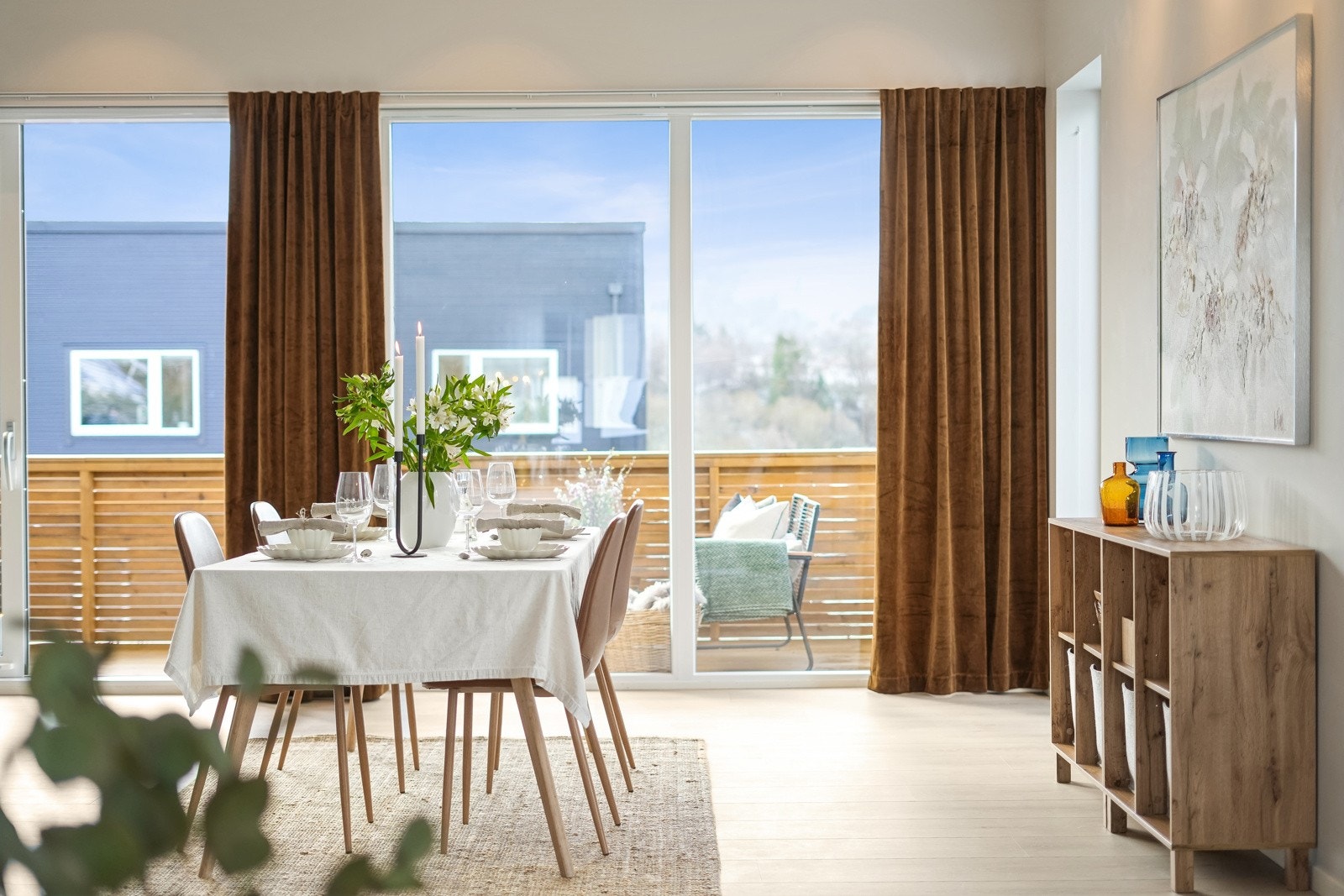 Inviter venner og familie til middag. Her er det plass til flere. Galleribilde