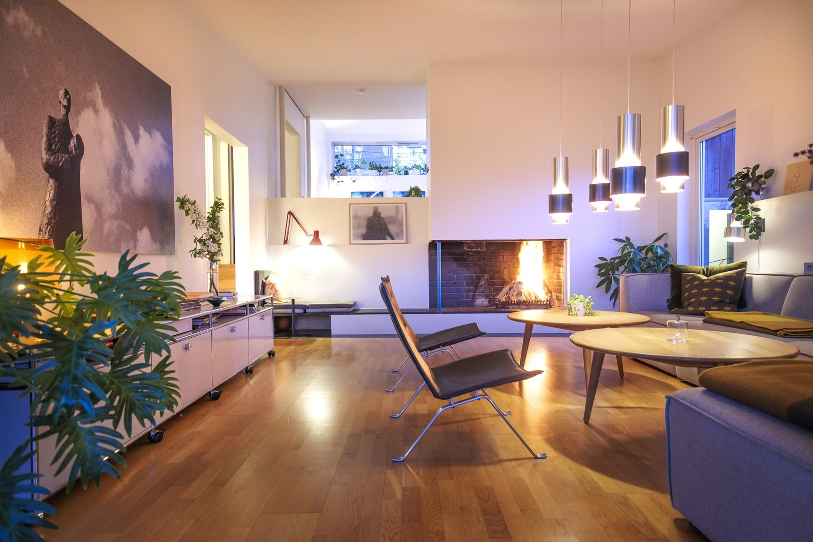 En åpen peis skaper ekstra hygge i stuen. Alle rom, foruten våtrom og boder, har vannbåren gulvvarme. Galleribilde