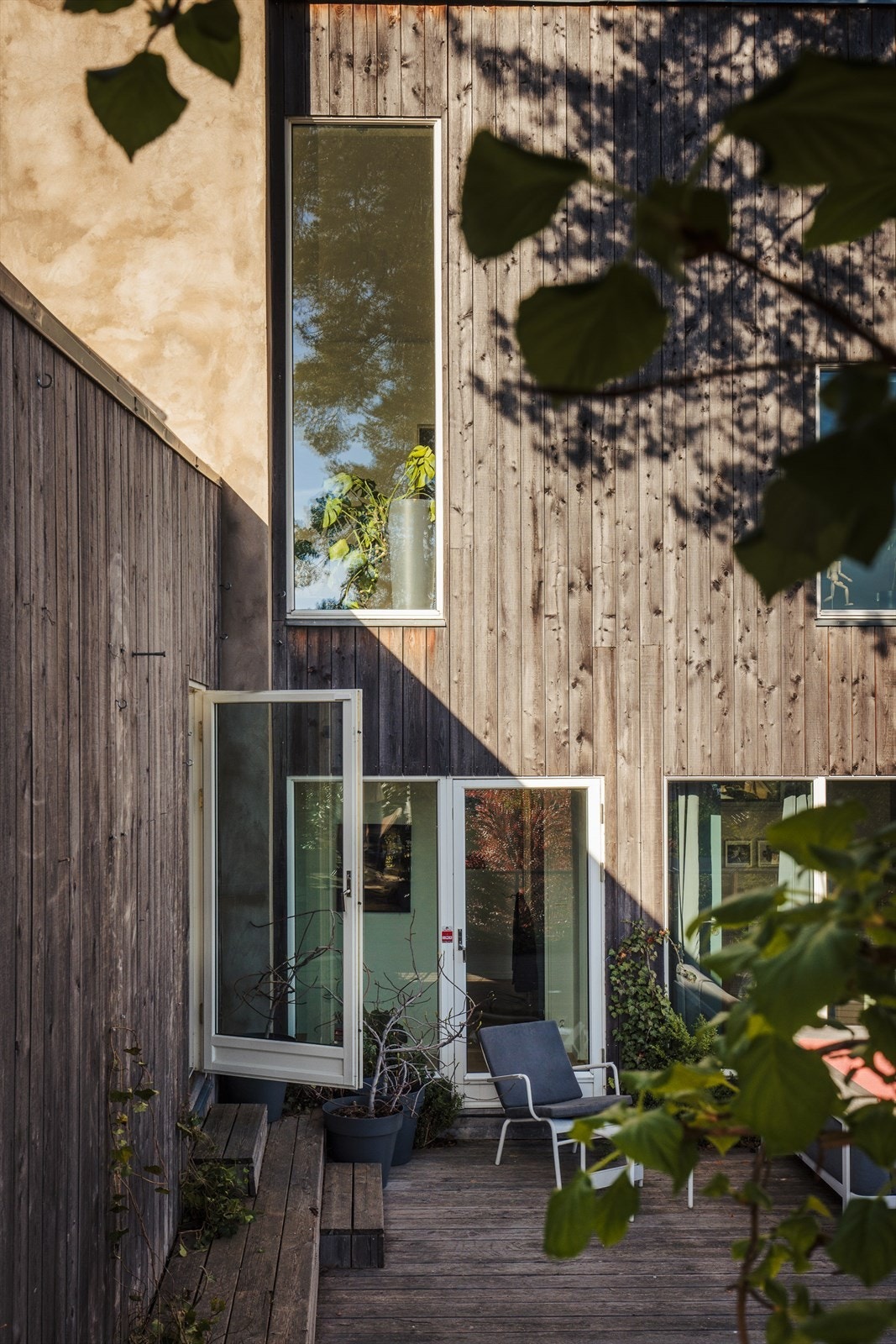 Boligen har en høyreist utforming, men er samtidig perfekt tilpasset tomten og miljøet rundt. Galleribilde