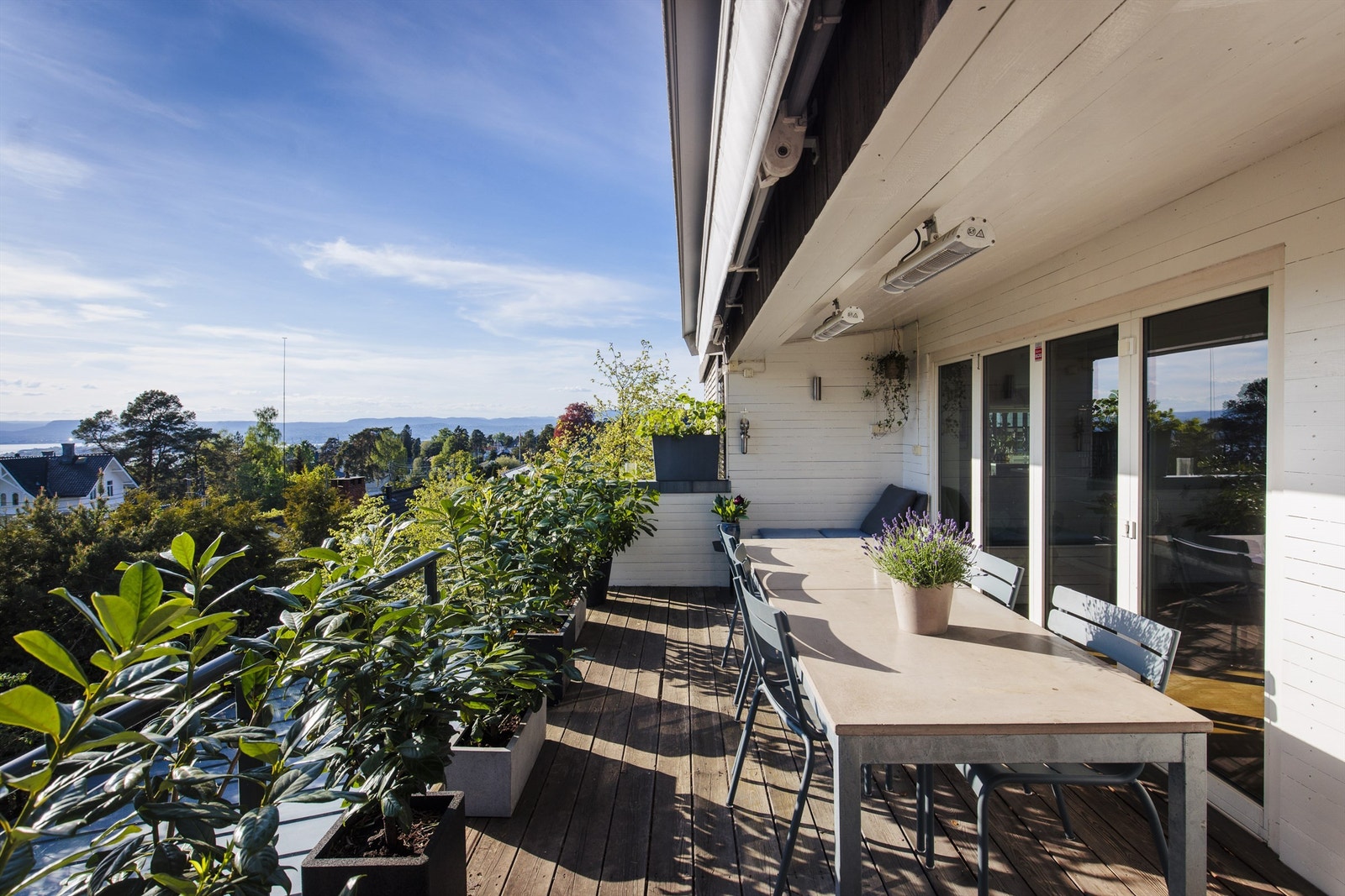 Den vestvendte hovedterrassen utenfor stuen har sol til sent på kvelden. Det er montert både markise og terrassevarmer. Galleribilde