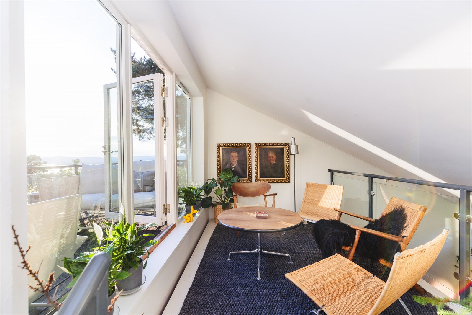 Mesaninen på øverste plan har utgang til en herlig takterrasse med spektakulært panorama over fjord og by. Galleribilde