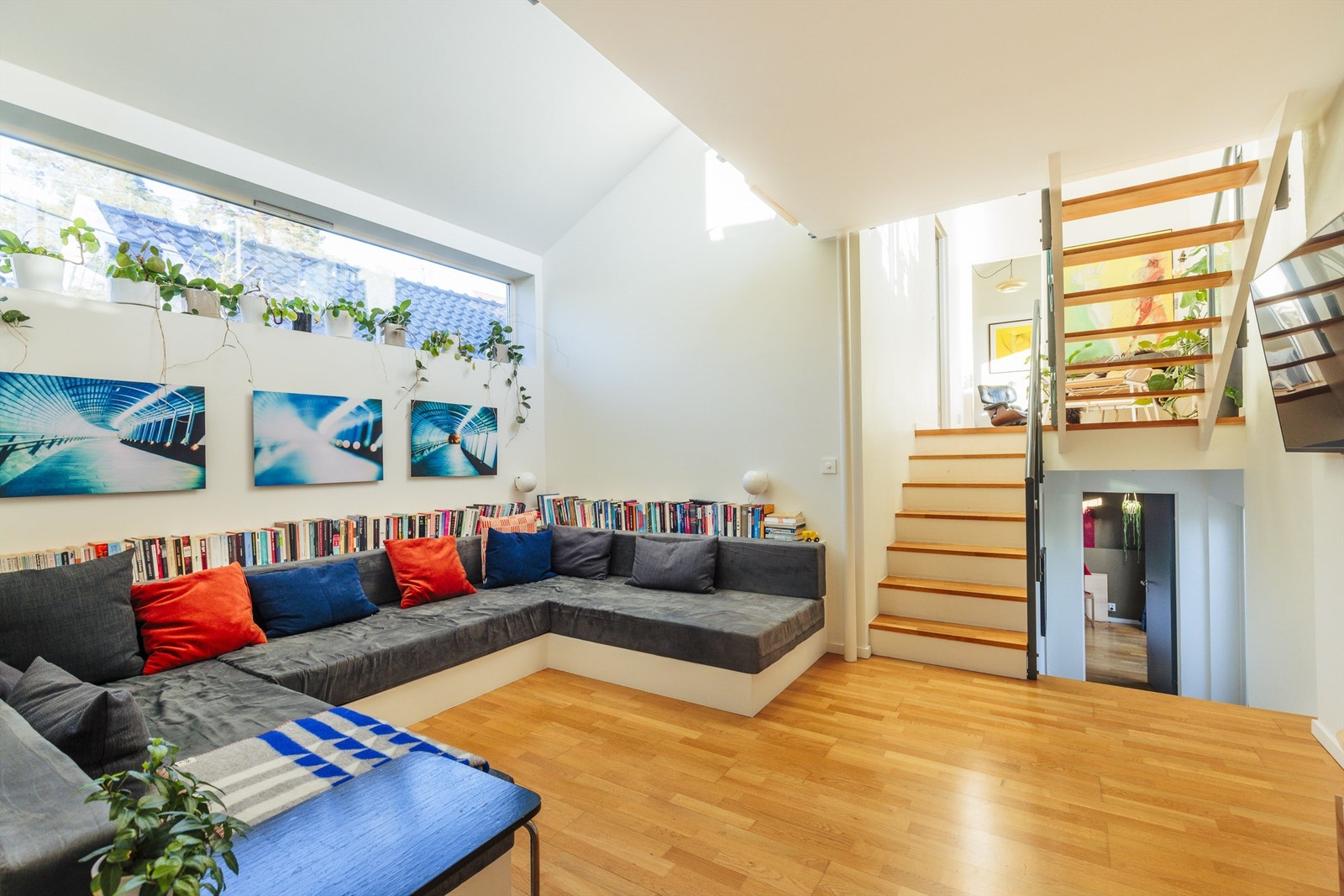 Allrommet på midterste plan har en plassbygd sofa i hele rommets bredde, og et bredt vindu mot øst. Galleribilde