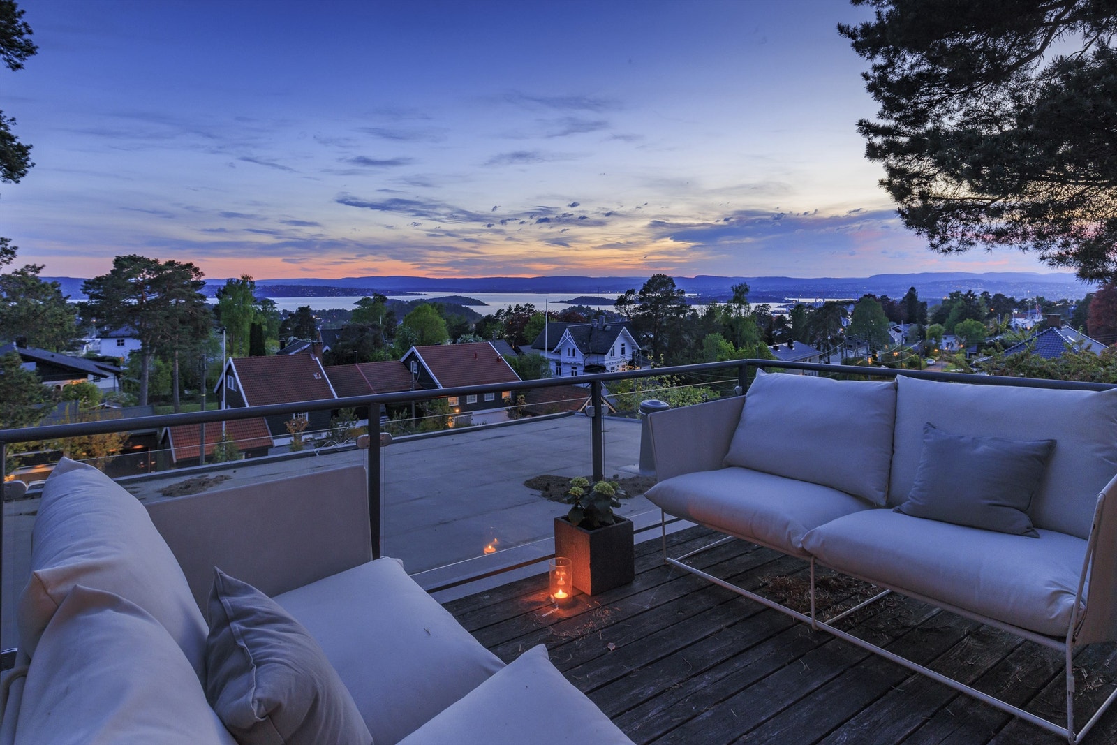 Takterrassen har et spektakulært panorama til fjorden og solnedgangen. Galleribilde