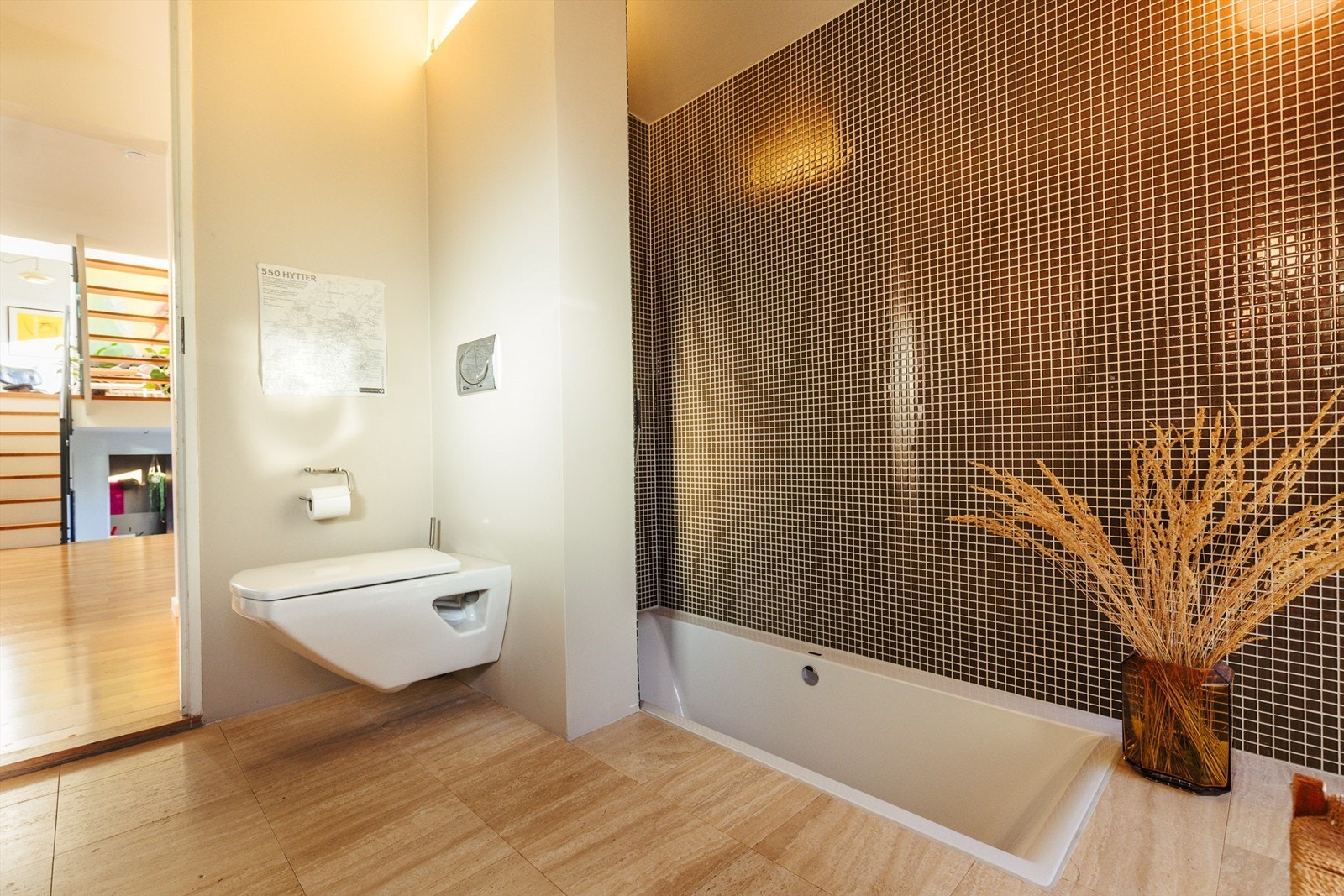 Badet er unikt og lekkert designet med nedfelt badekar for ekstra velvære. Galleribilde