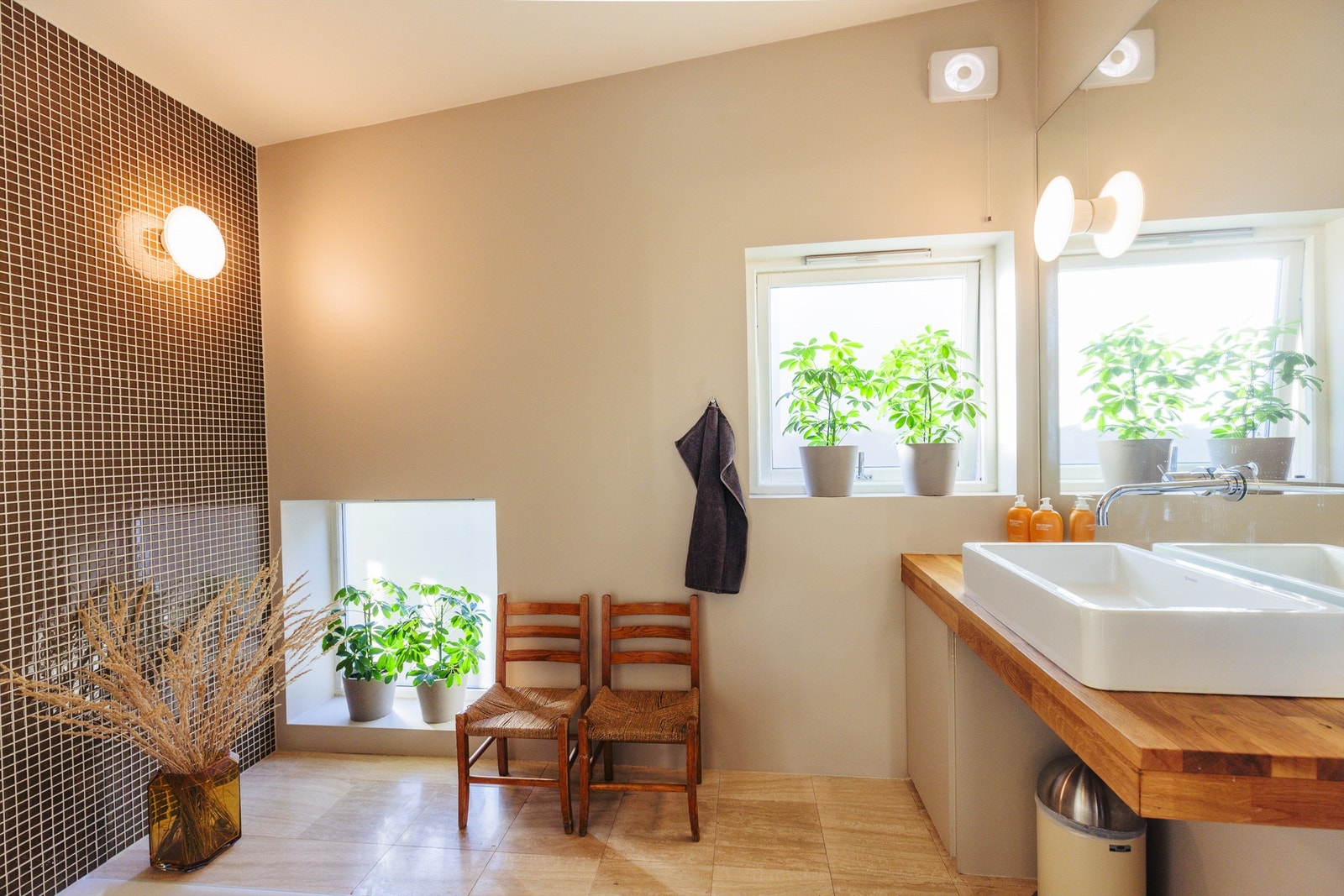 Badet på midterste plan er stilrent designet med lekre detaljer. Det har også en skittentøyssjakt ned til vaskerommet. Galleribilde