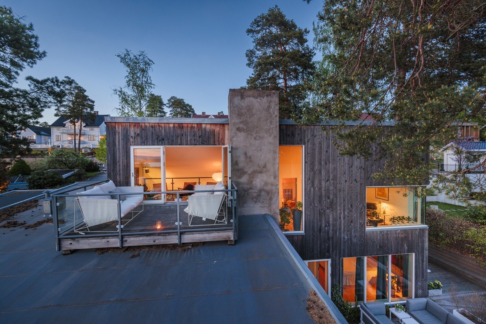Fasade og takterrasse - kveldstid. Galleribilde