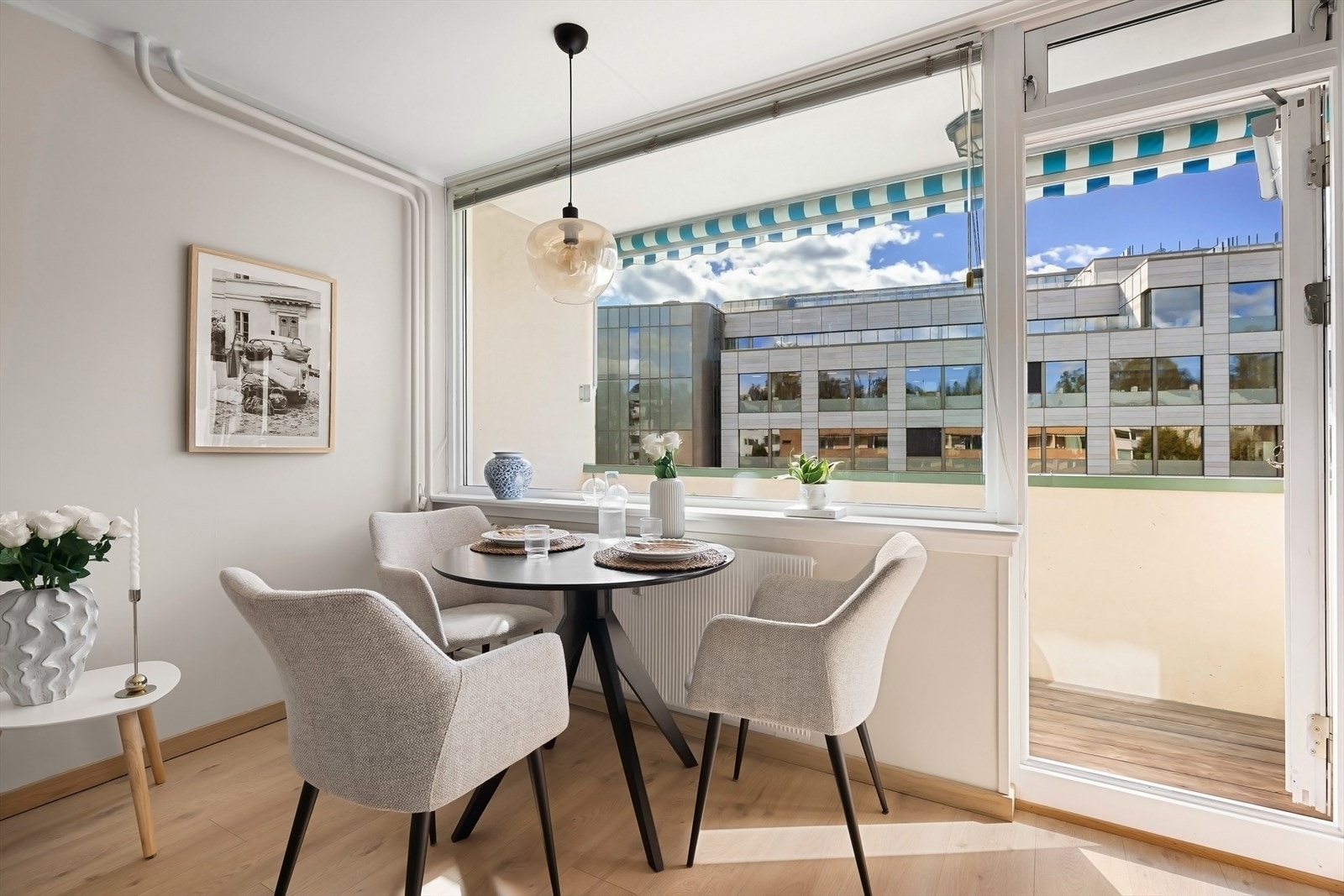 Stuen egner seg godt for både hverdagsliv og sosiale sammenkomster. Galleribilde