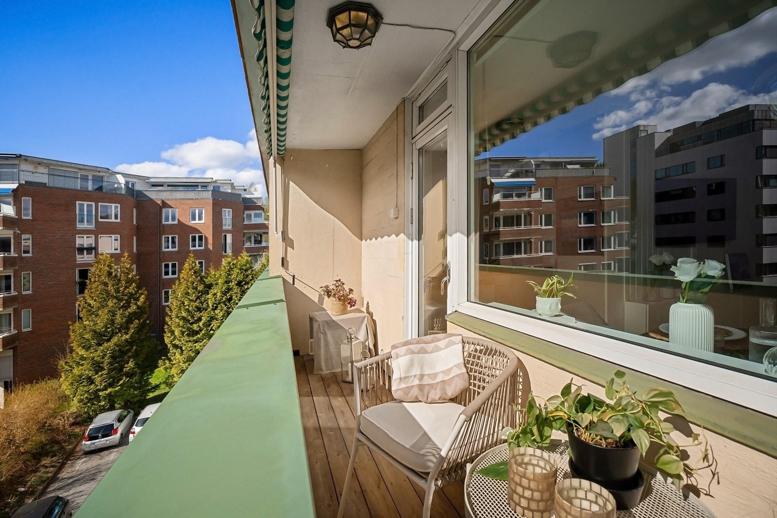 Nåværende eier opplyser om sol fra ca kl. 11-20 på denne tiden av året. Galleribilde