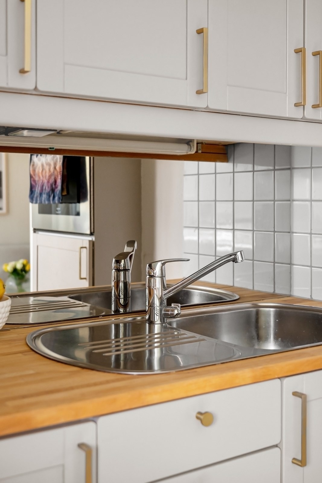Heltre benkeplate og integrerte hvitevarer. Godt med benkeplass. Galleribilde