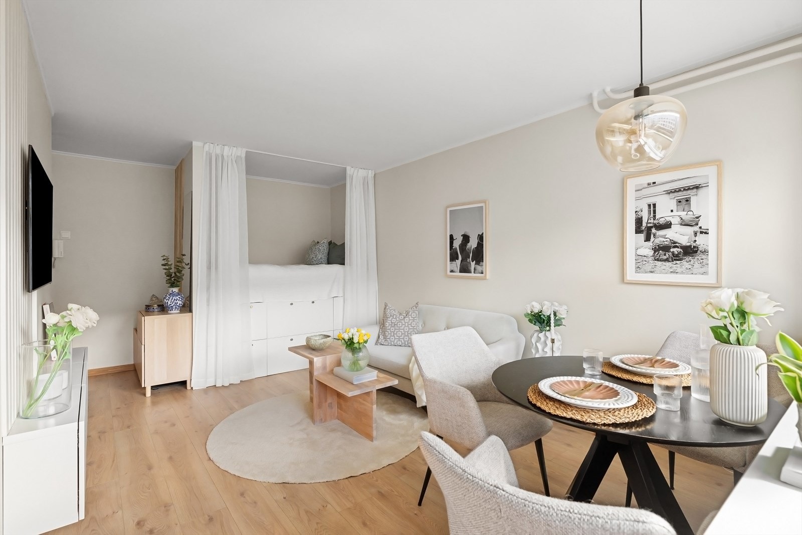 Pen 1-stavs gulv er lagt i leiligheten. Galleribilde