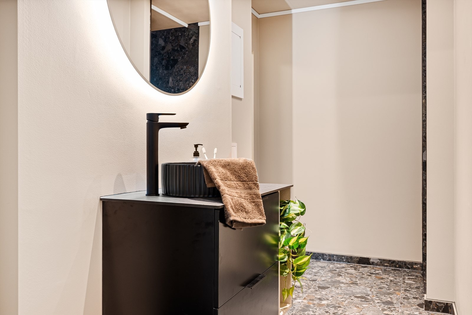 Badet ble pusset opp i 2025 og har gode kvaliteter på innredning og utstyr. Badet er utstyrt med vegghengt toalett, dusj med takdusj og baderomsmøblement. Galleribilde