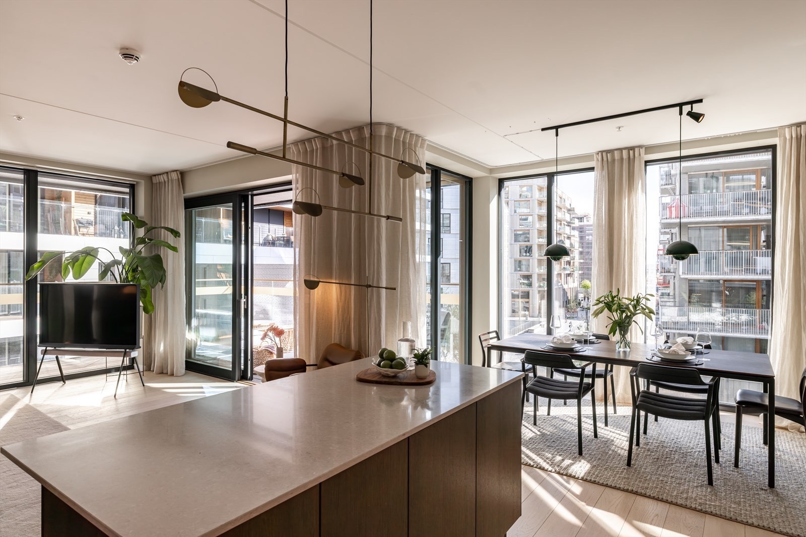 Store vindusflater fra gulv til tak og en takhøyde på hele 2,7 meter Galleribilde