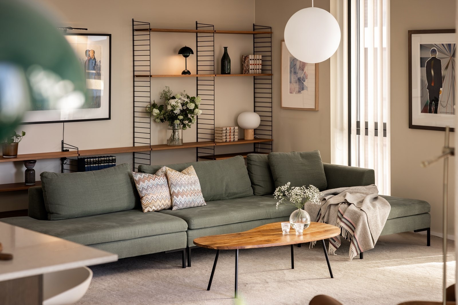 Det er høy standard på boligen - Lyse eikegulv og delikate overflater Galleribilde