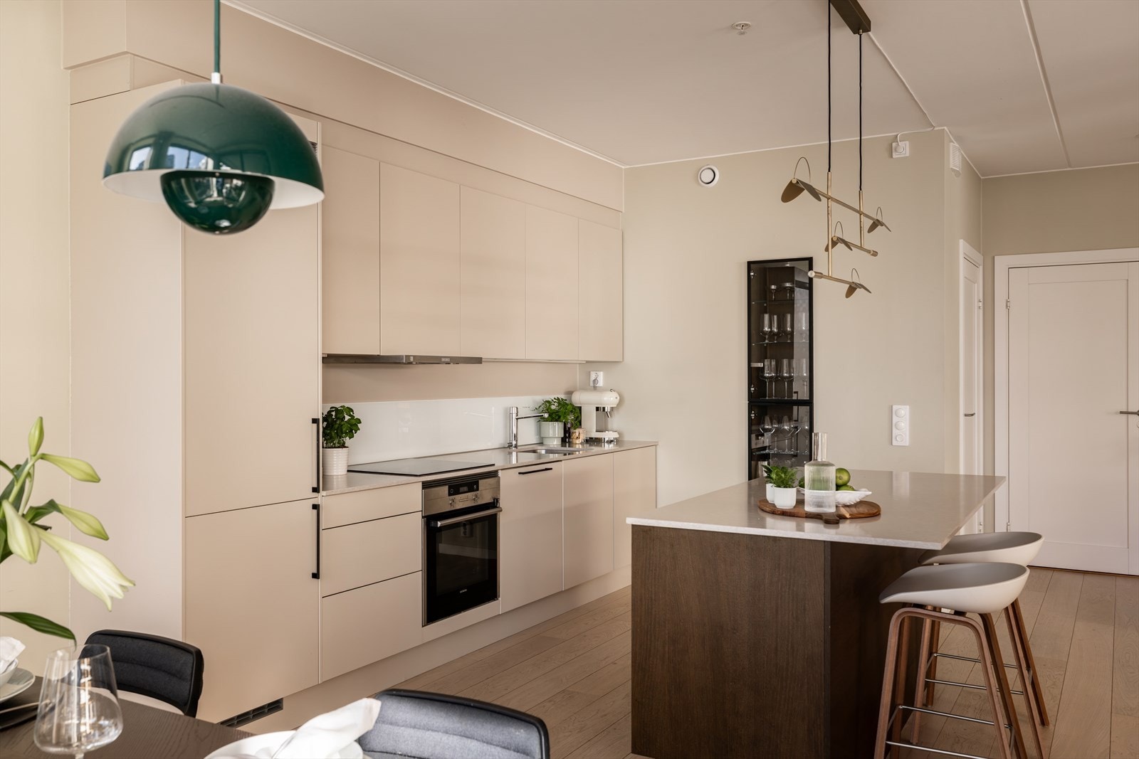 Svært godt med skap og benkeplass Galleribilde