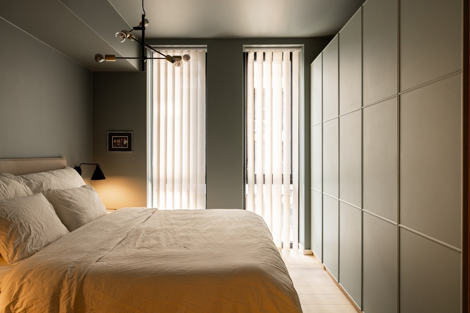 God plass til dobbeltseng, nattbord og stor garderobe Galleribilde