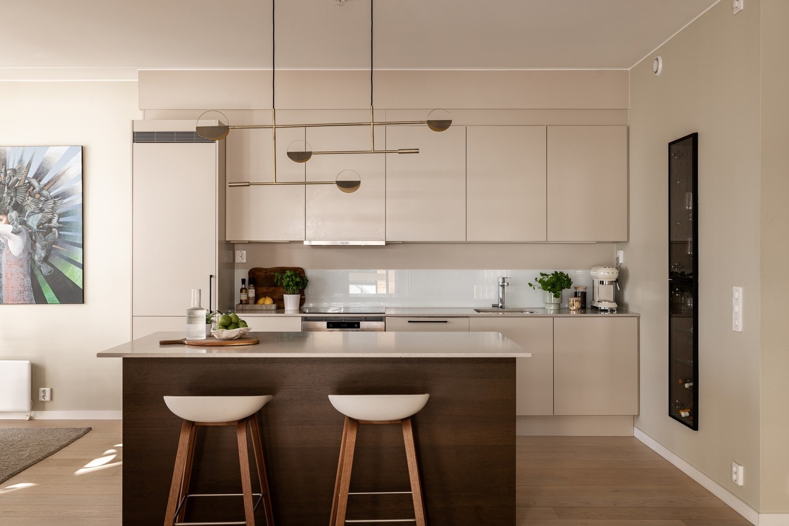 Innholdsrikt og tidløst kjøkken fra Sigdal - Oppgradert i nyere tid med kjøkkenøy og vinskap Galleribilde