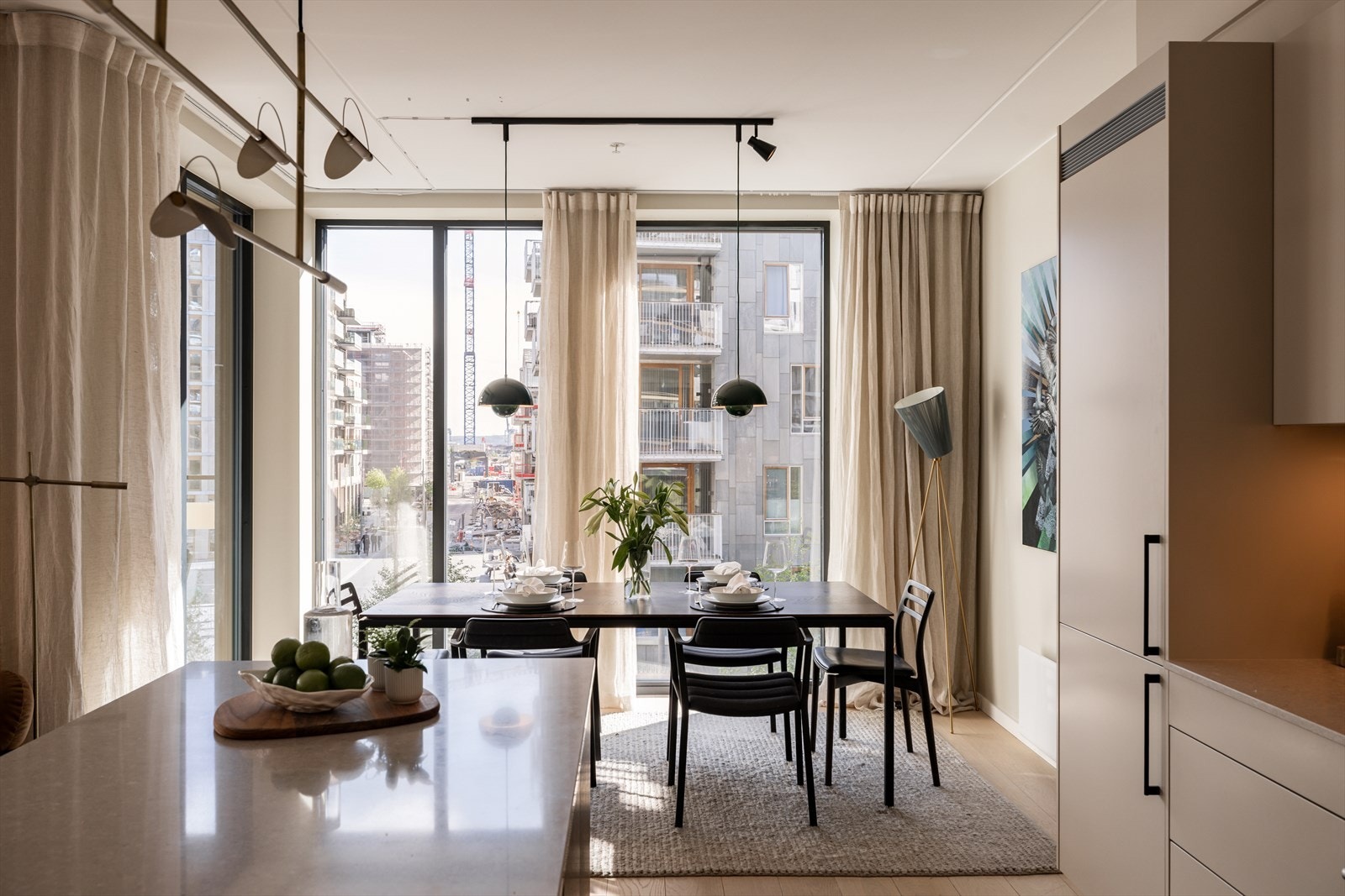 Karnapp i dag innredet med stor spisegruppe Galleribilde