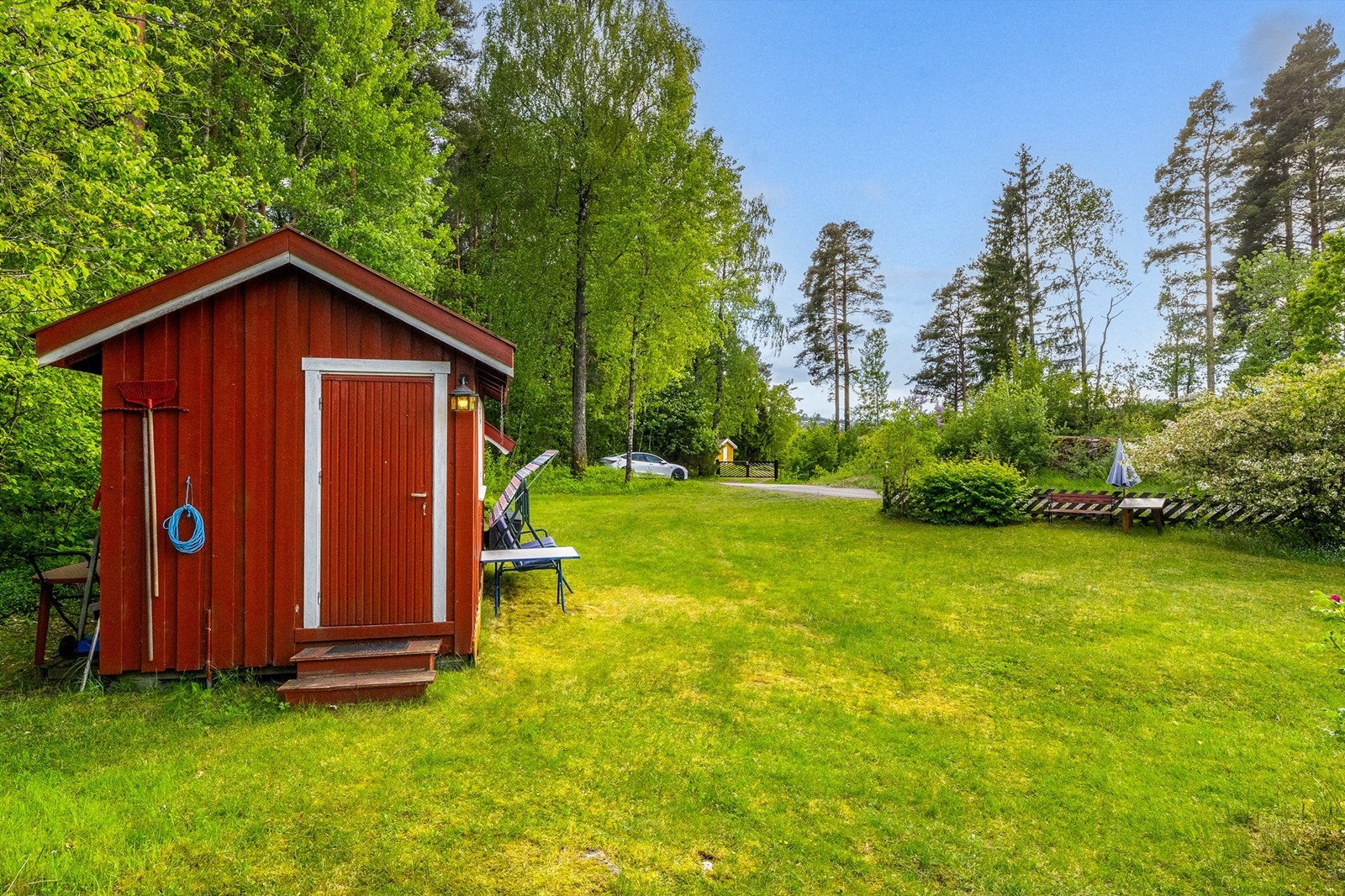 Tomten er flat og opparbeidet med gressplen. Her er det god plass til lek og ballspill. Galleribilde