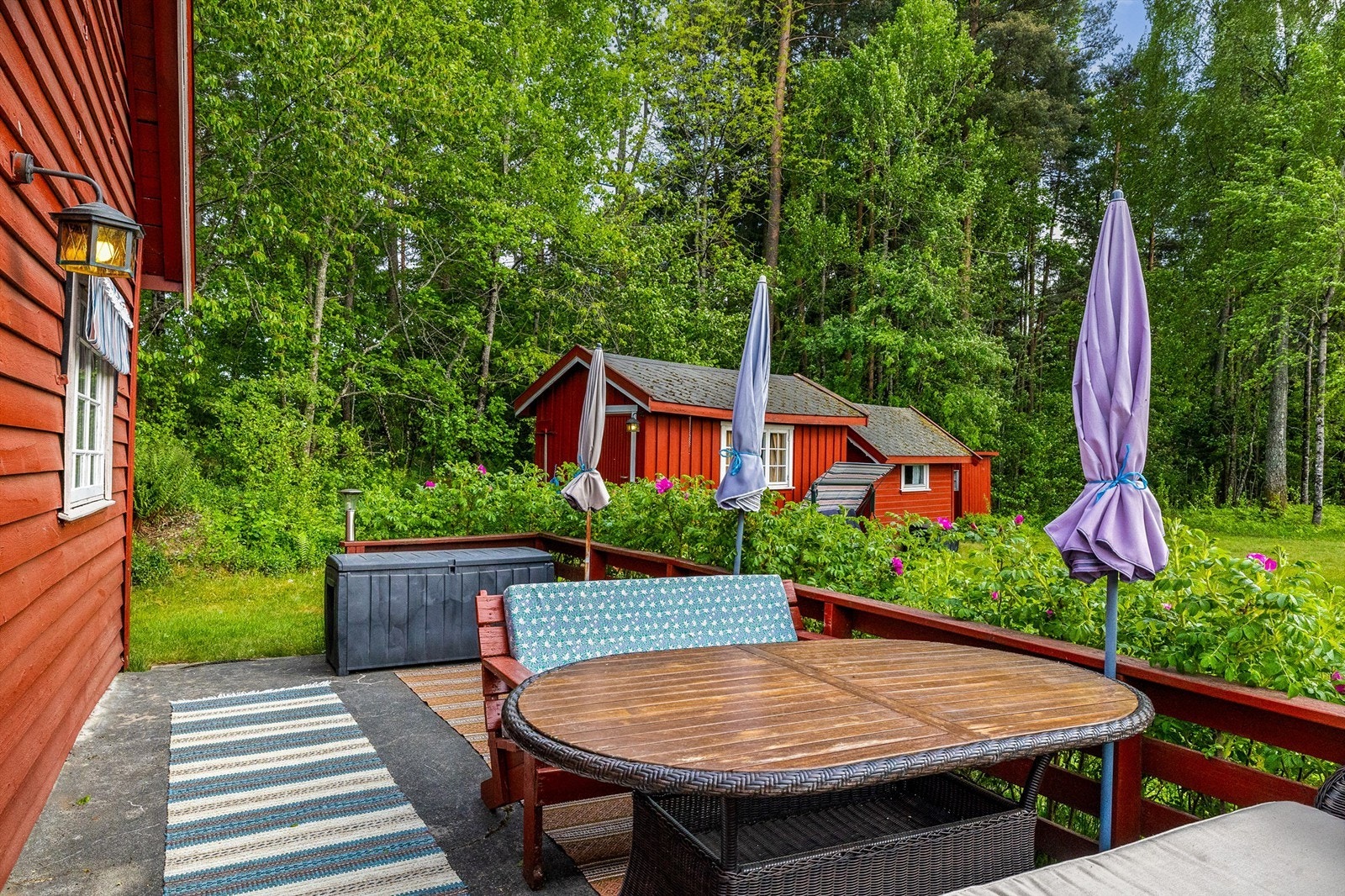 LUN UTEPLASS. De viste hva de gjorde da hytta ble bygget på 30 tallet, for denne uteplassen er godt skjermet, og her er kveldssolen gjest på klare dager. Galleribilde