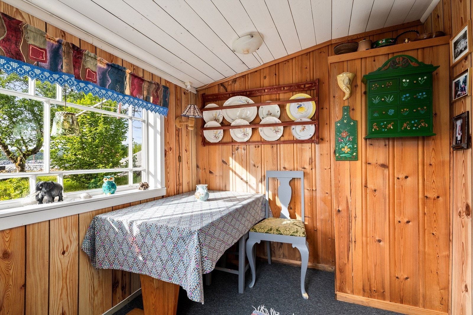 NATURLIG GLØD. Ubehandlet furu gir sjarm og naturlig glød. Galleribilde