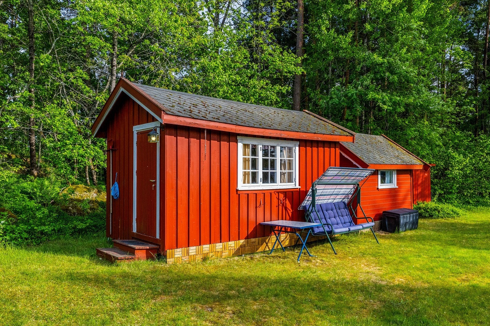 Uthus på rekke. Inntil veggen er det fint å sitte og nyte kveldssolen. Galleribilde