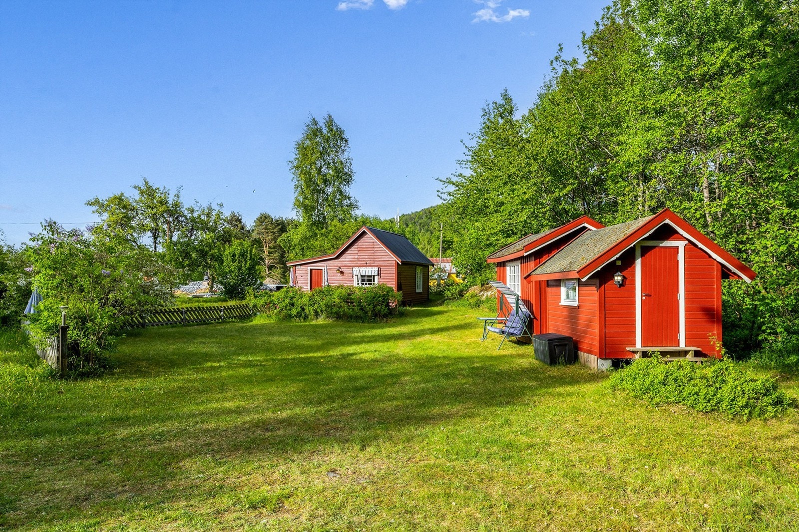 VELKOMMEN SOMMER: Hytta slik vi ser den når du går ut fra bilen. Galleribilde