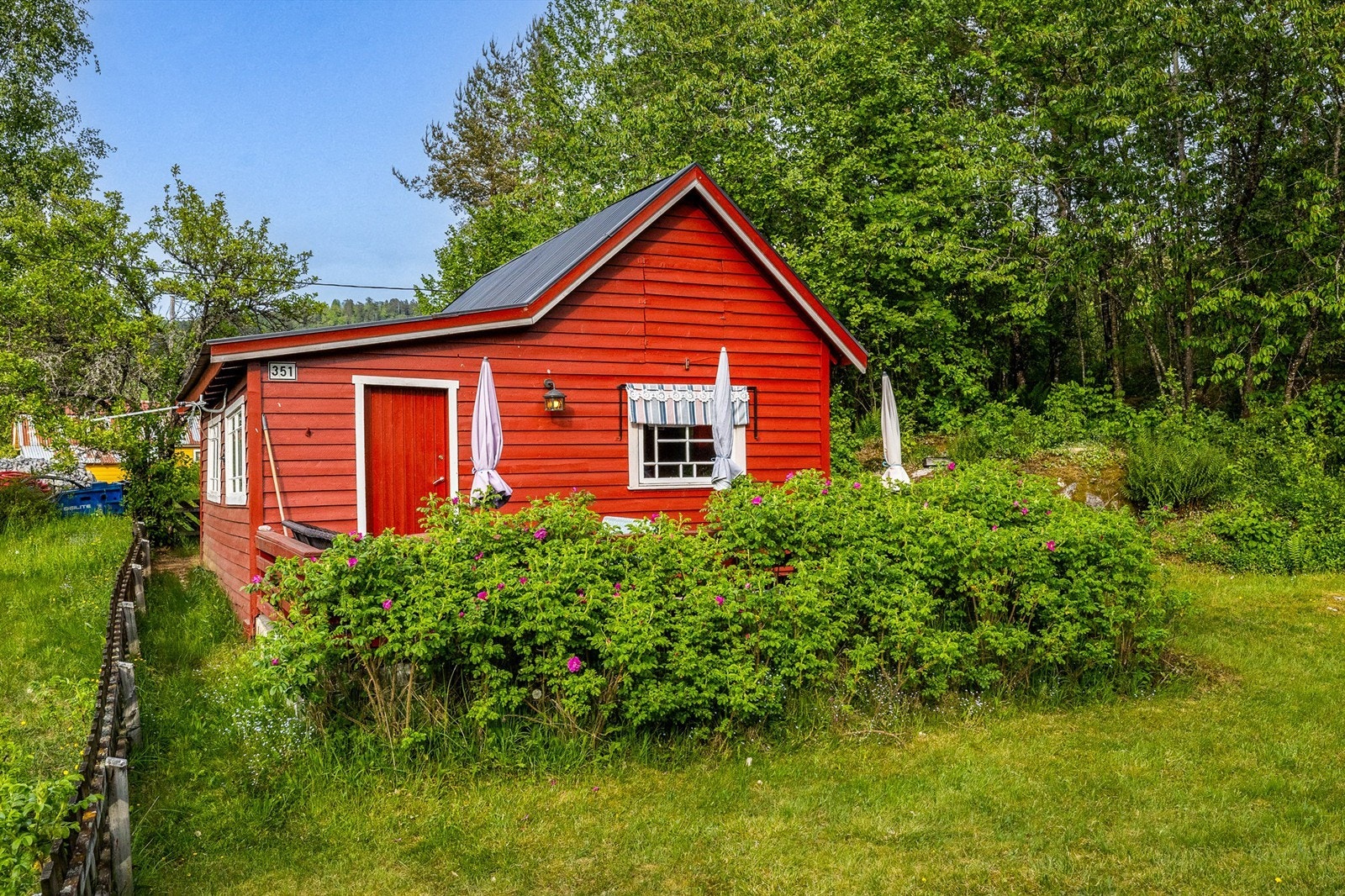 Liten hytte STOR LYKKE Galleribilde