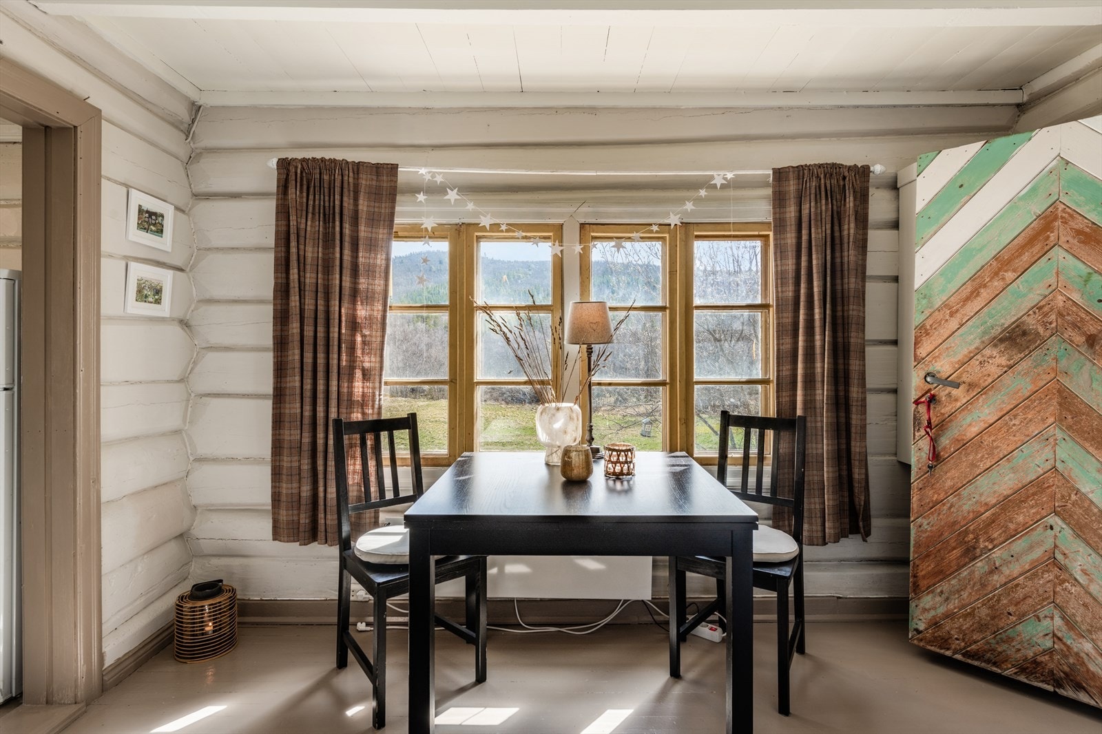 Store vindusflater som slipper inn godt med naturlig lys. Galleribilde