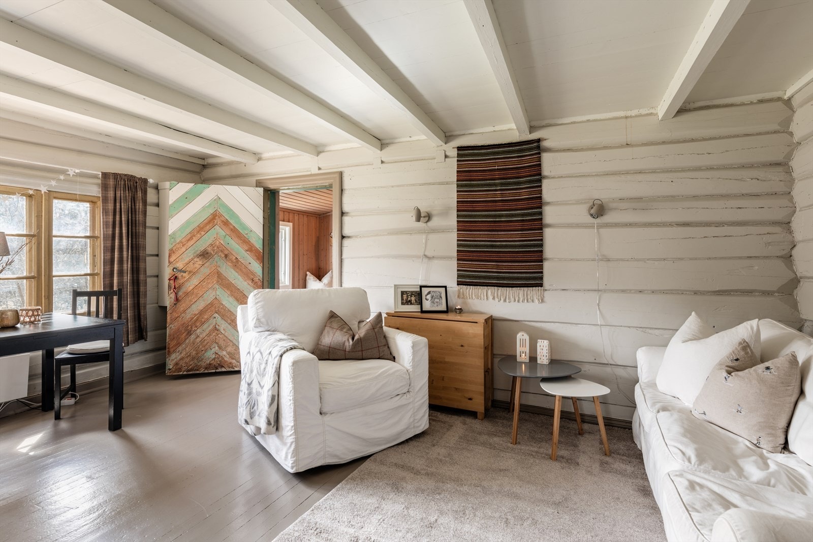 Stue med plass til spisegruppe og sofakrok Galleribilde