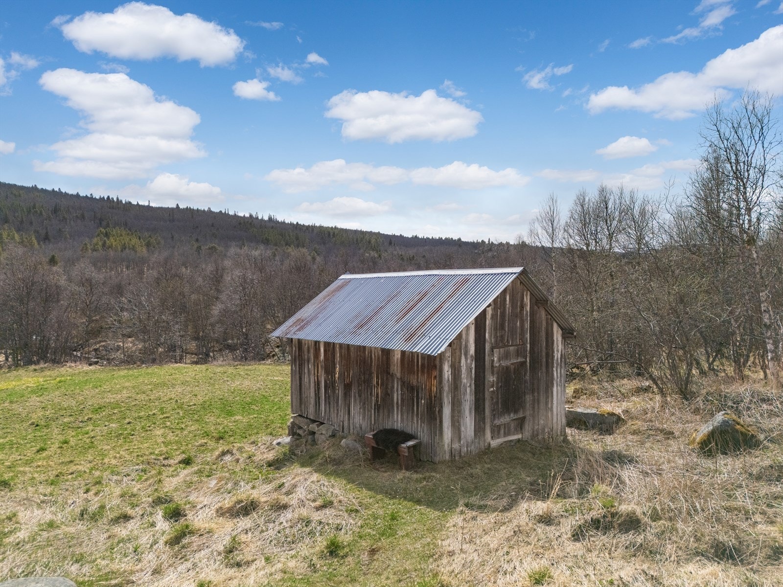 Uthus med utedo og lager. Galleribilde