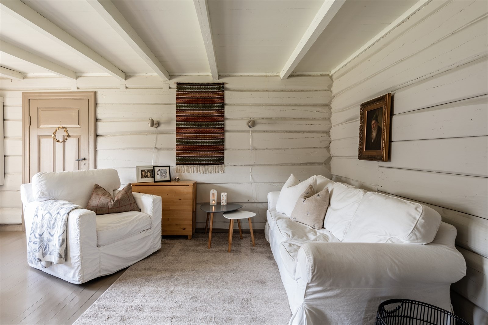 Himling, vegger og gulv er malt i lyse farger. Galleribilde