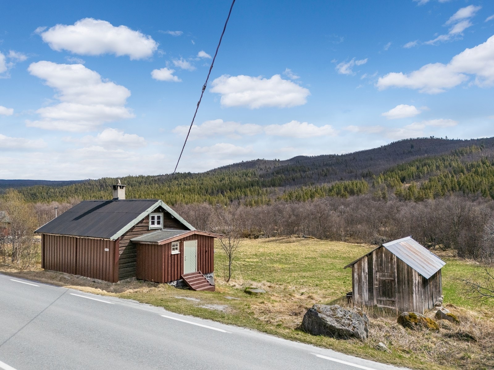 Eiendommen ligger i landlige omgivelser langs Nordbygdvegen Galleribilde