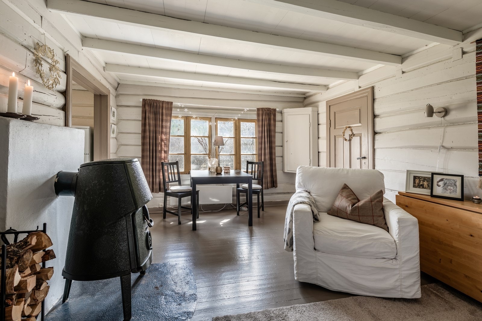 På stua er det vedovn Galleribilde