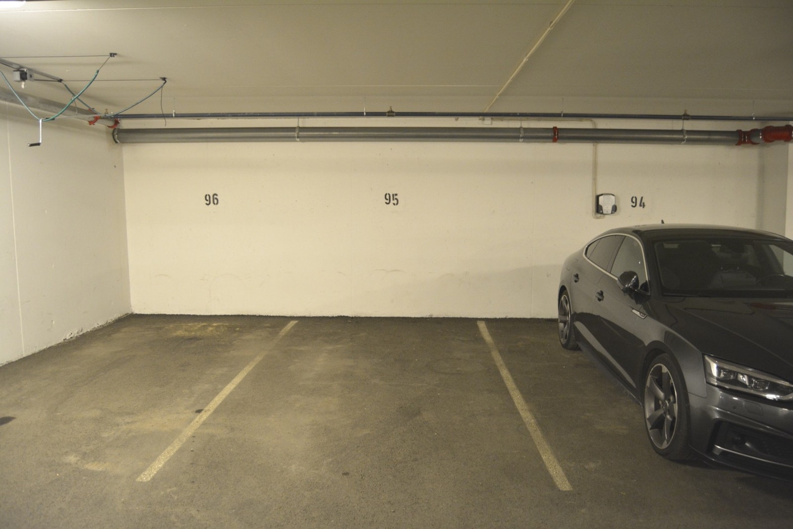 Romslig parkeringsplass nummer 95 i oppvarmet garasjeanlegg. Plassen ligger i U2 Galleribilde