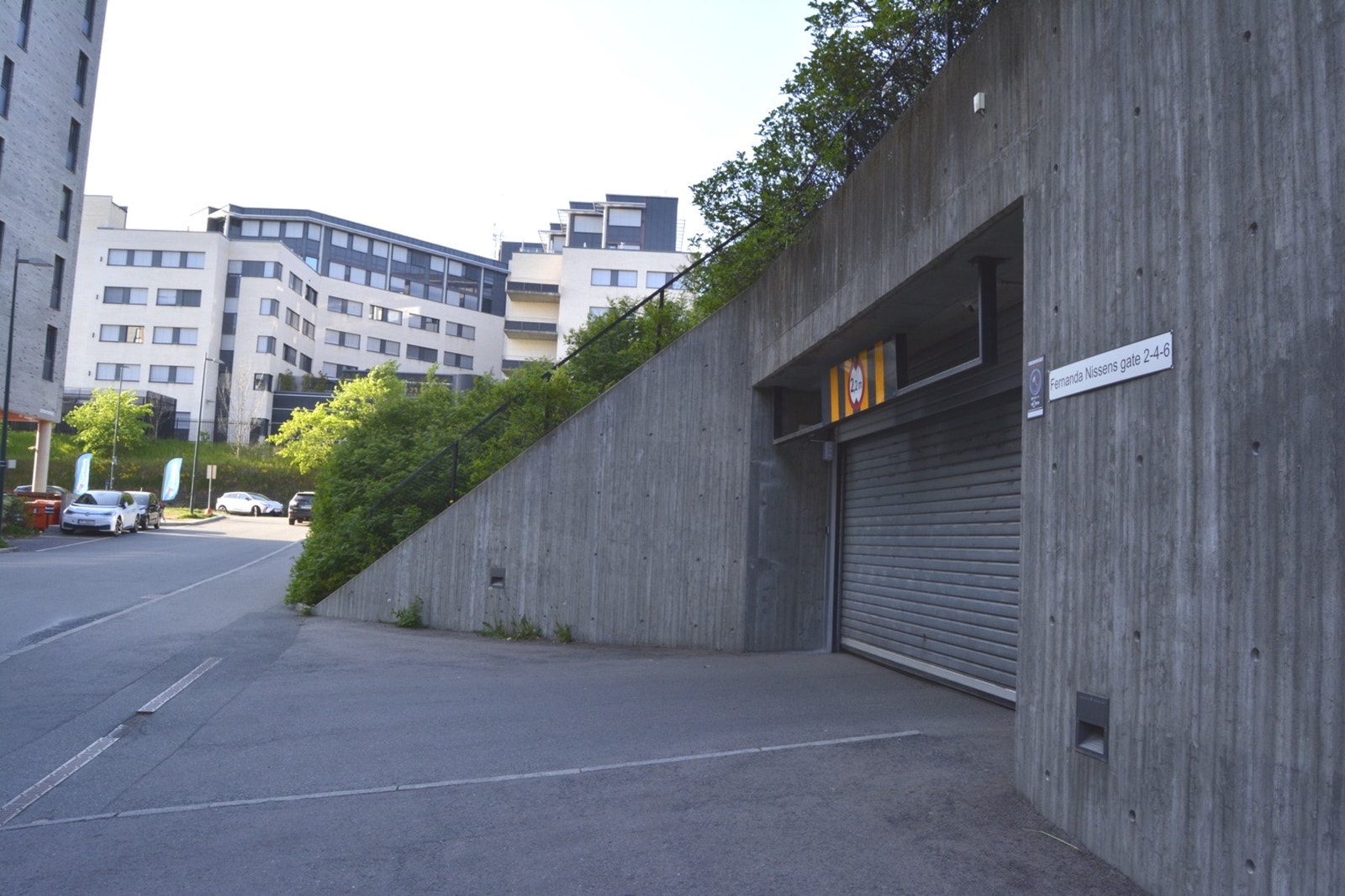 Garasjeporten ligger i Fernanda Nissens gate, som byr på kort vei til ring 3, samt ned til sentrumskjernen Galleribilde