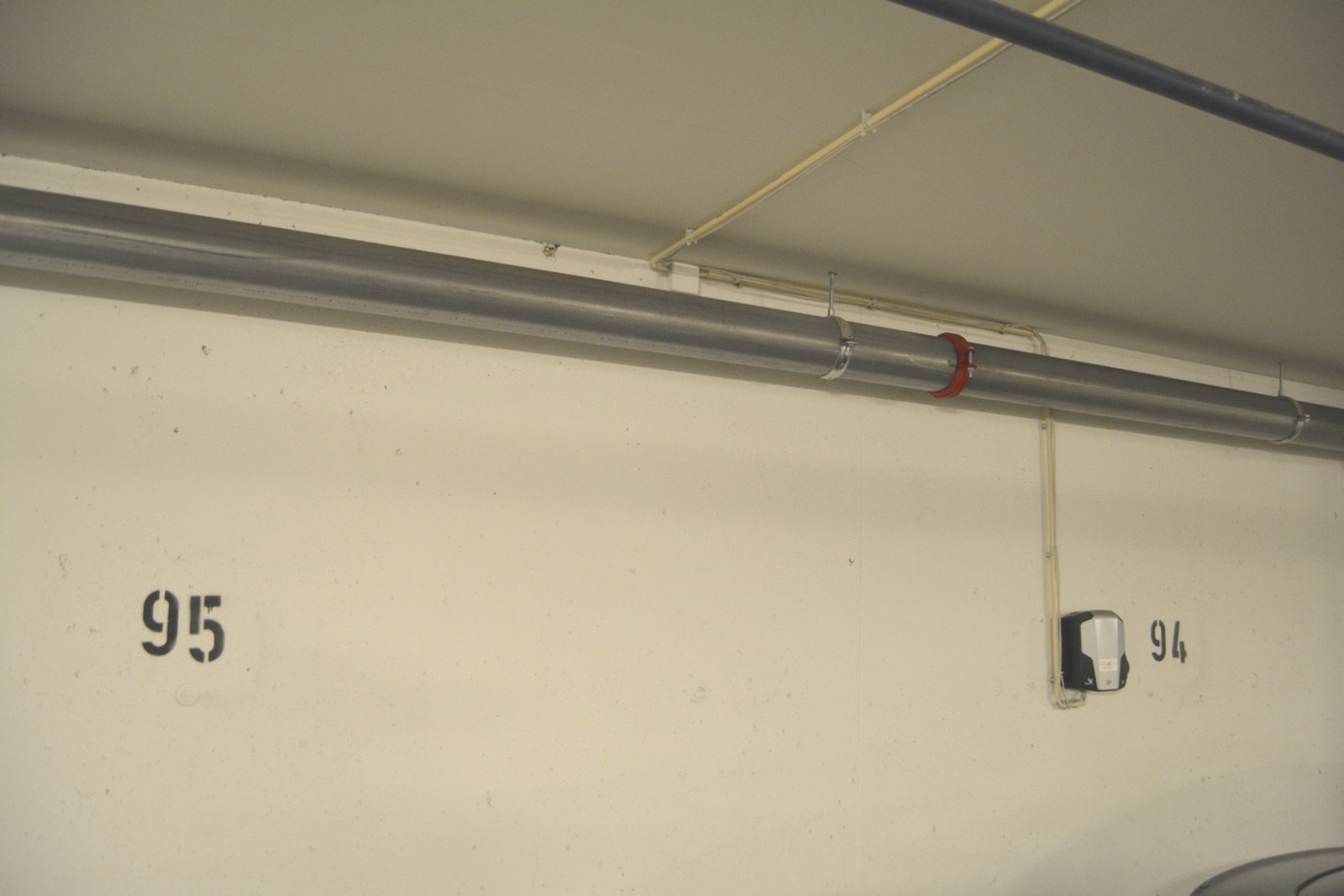 Her er det mulighet for å innstallere en elbillader, slik som plass nr. 94 Galleribilde