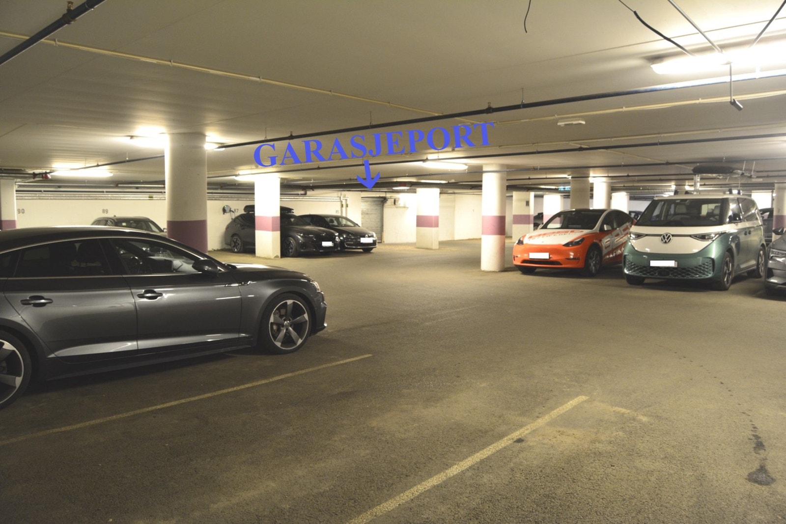 Kort vei til og fra garasjeporten, som åpner seg automatisk når man nærmer seg Galleribilde