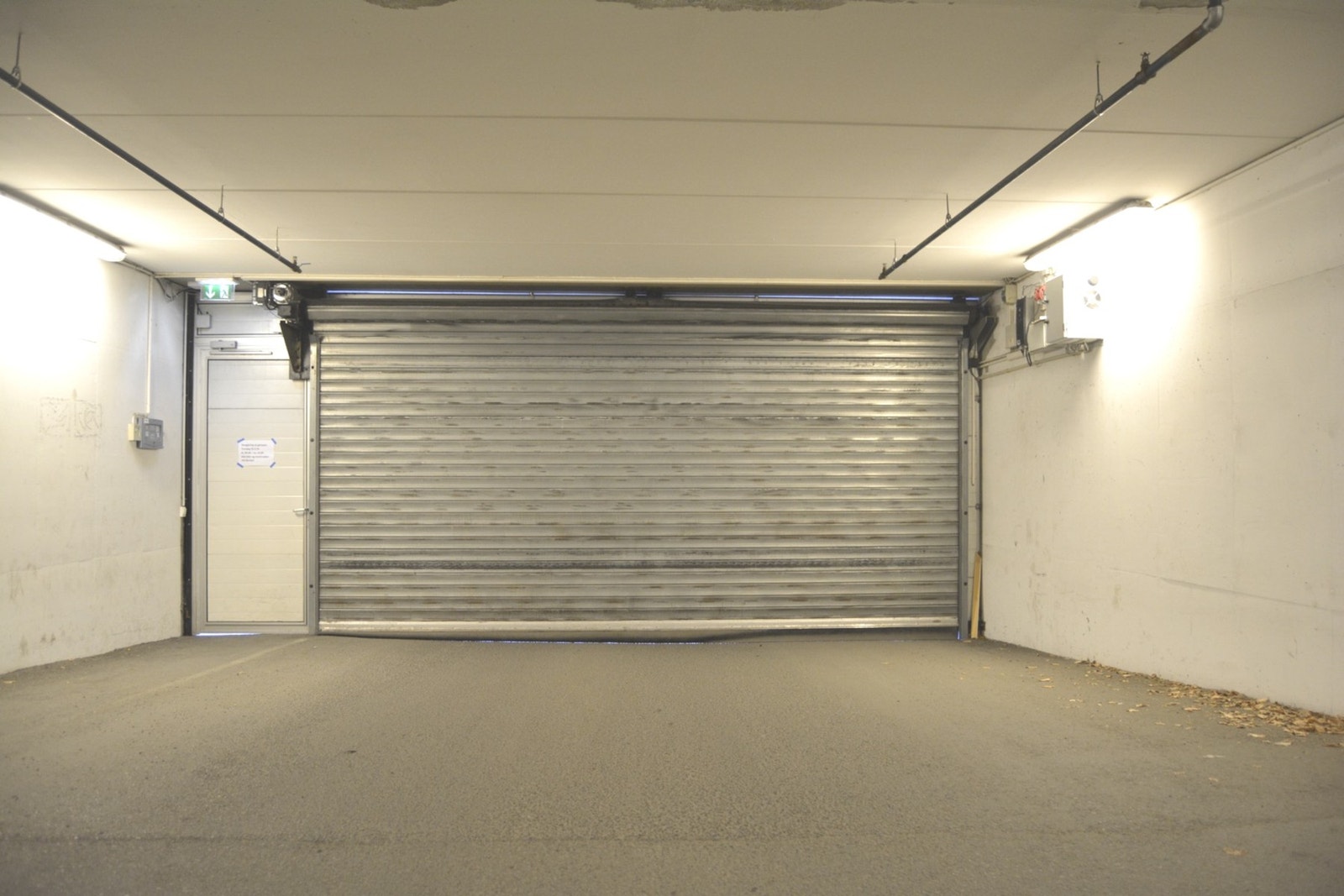 Garasjeporten åpner seg automatisk når man nærmer seg, ved hjelp av en sensor Galleribilde