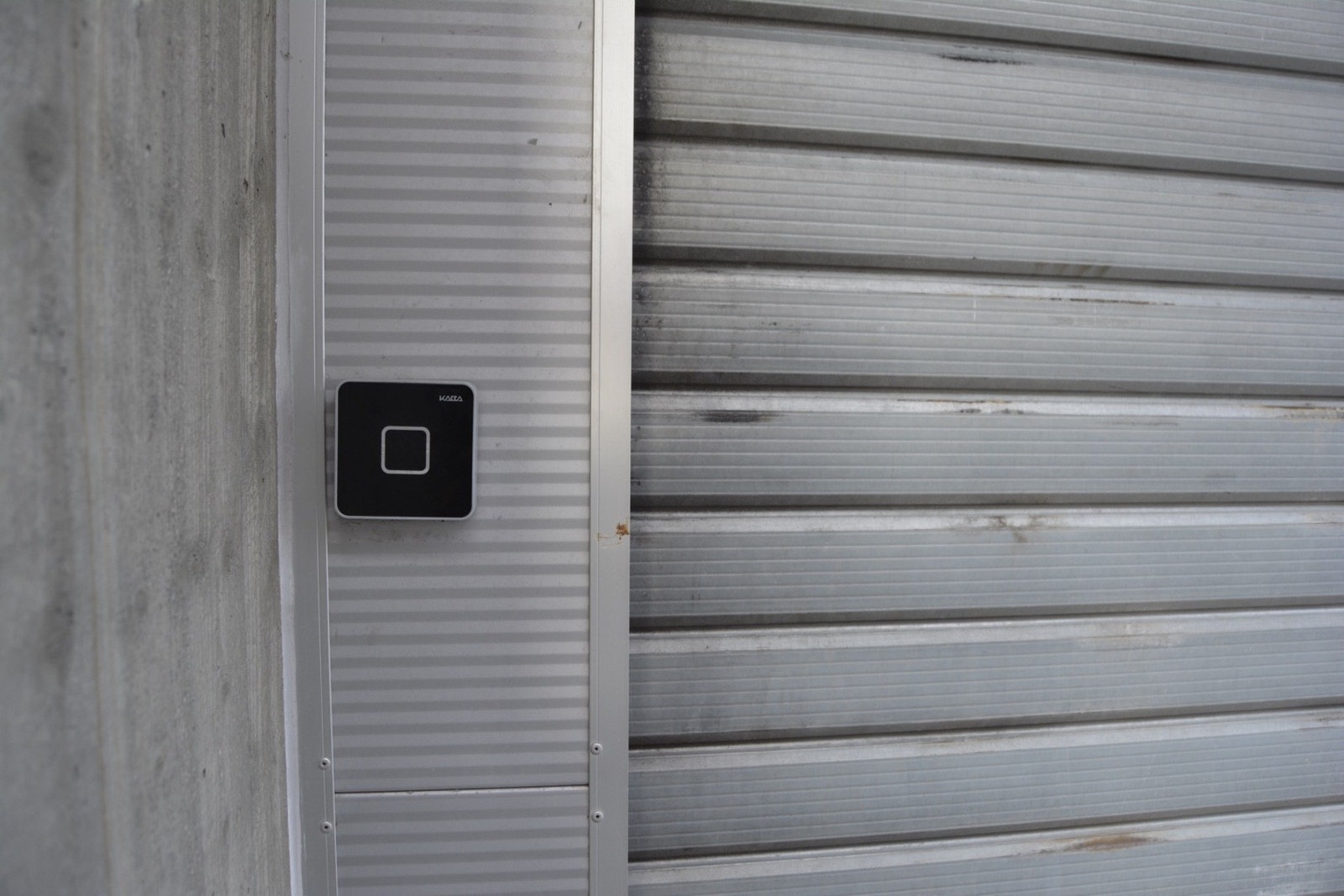 Felles for garasjesameiet og sameiene ovenfor, er det installert KABA-brikkelesere for fysisk åpning av port. Det kan utstedes trådløs garasjeåpner Galleribilde