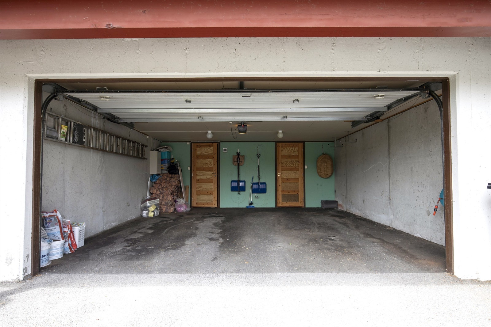 Felles garasje, leiligheten har parkeringsplassen og boden til høyre i garasjen. Galleribilde