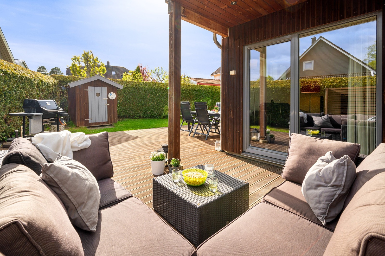 Terrassen har svært gode solforhold og har adkomst både fra stue og spisestue Galleribilde