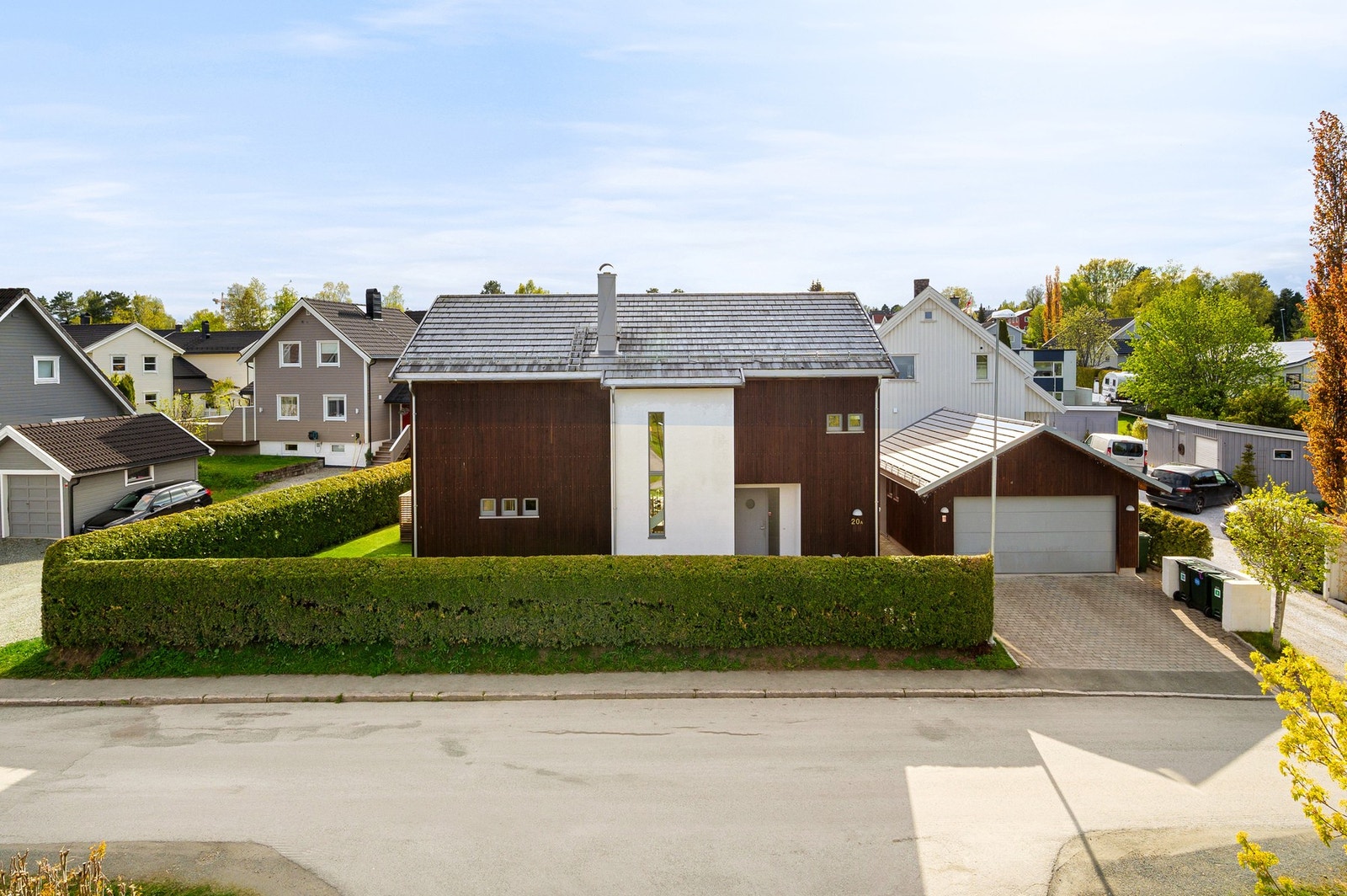 I tomtegrensen er det plantet en flott hekk som omkranser eiendommen. Galleribilde