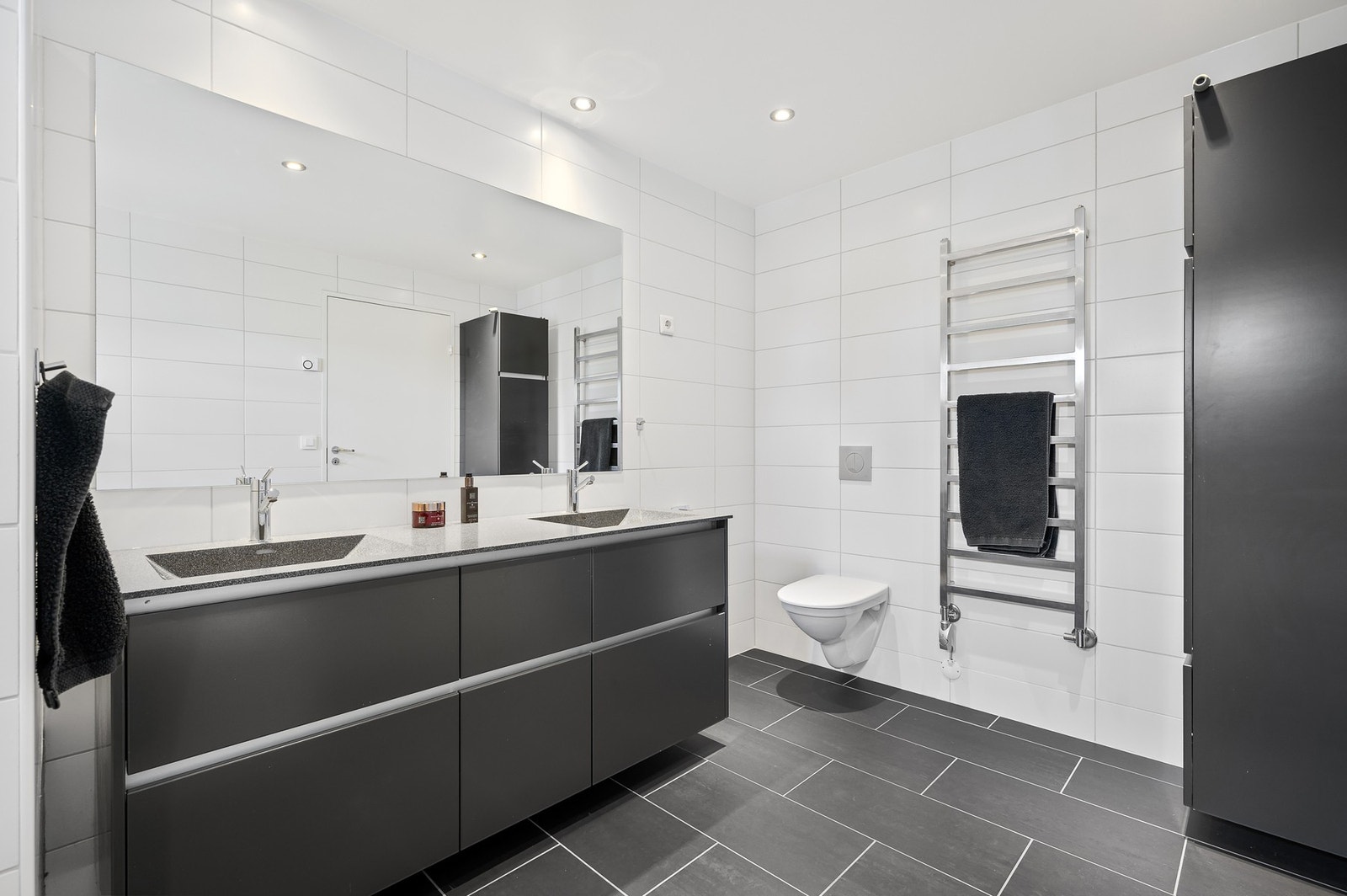 Badet er på 8,6 kvm med god skapplass. Galleribilde