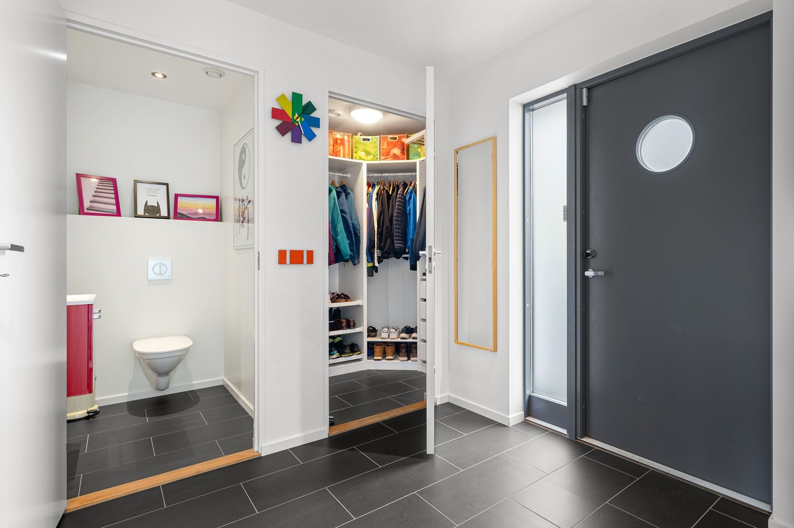 Romslig entrè/gang med flislagt gulv Galleribilde